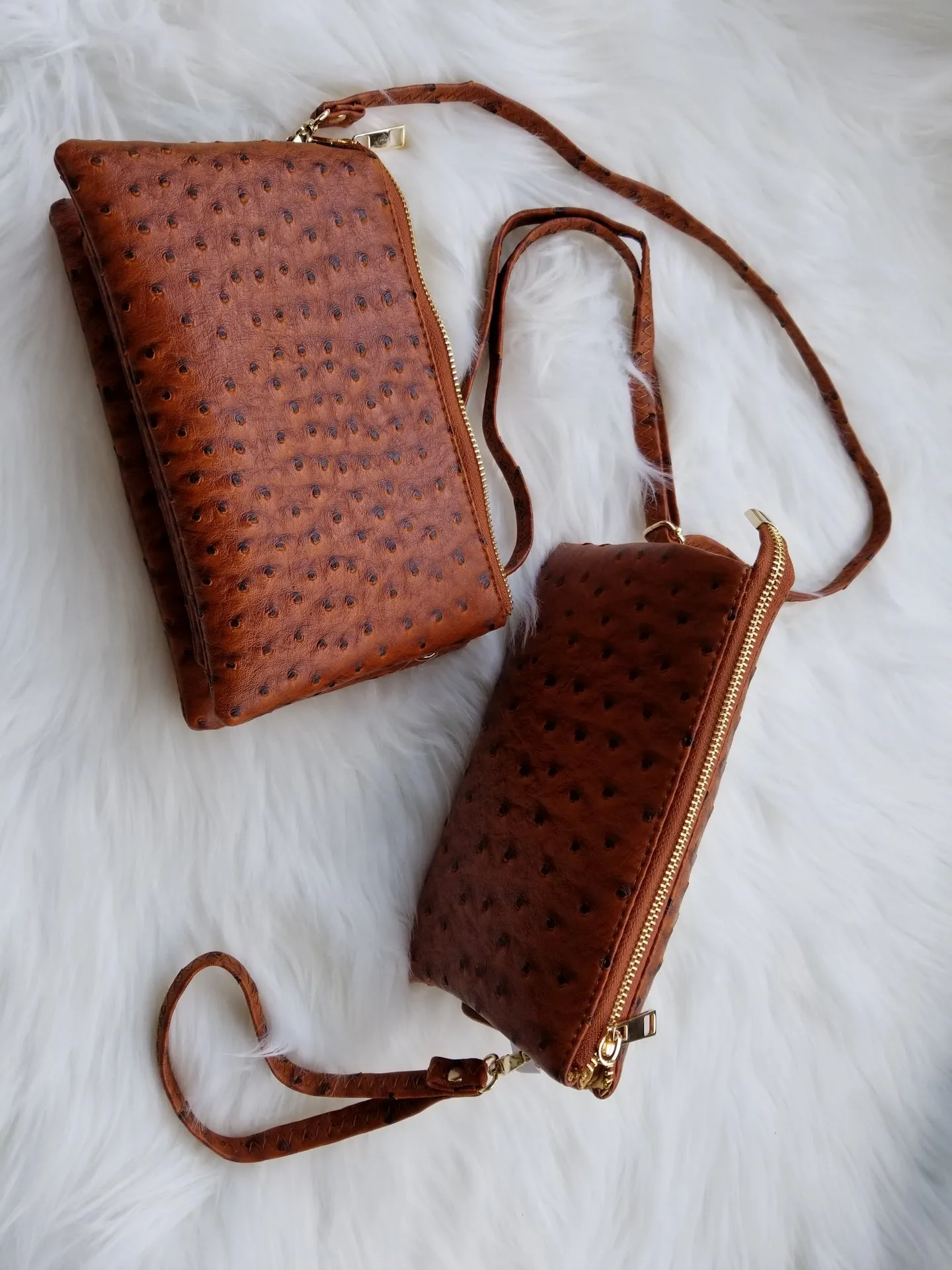 Small ostrich-pattern hand clutch